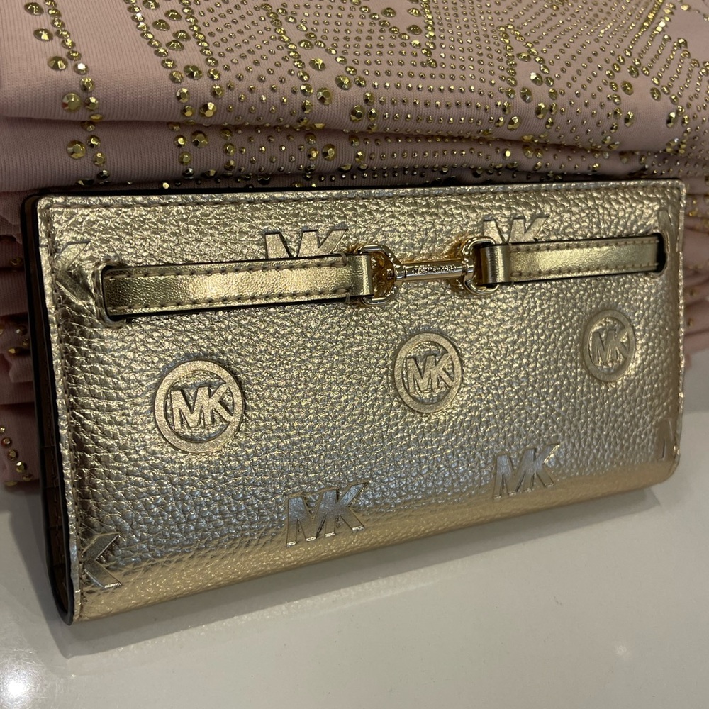 MICHAEL KORS Carson Lg Metallic Logo Debossed Snap Bifold Wallet
Pale Gold
NWT - Picture 1 of 16